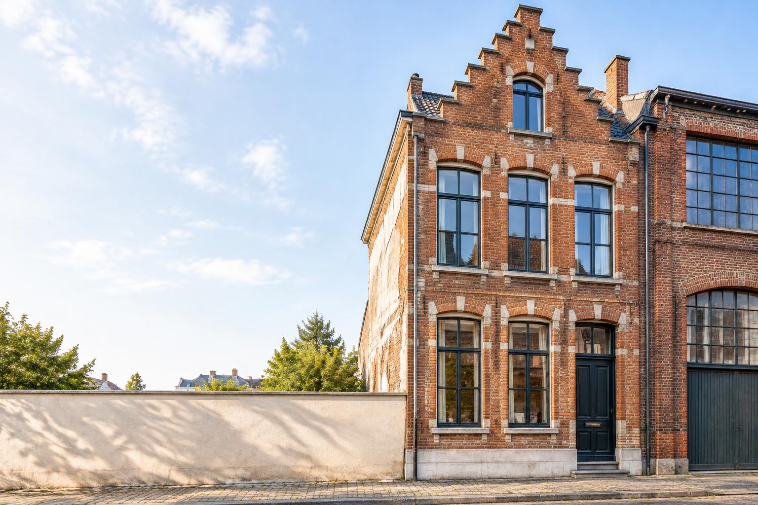 Karaktervolle bakstenen woning en aanpalend handelspand, illustratieve architectuurfoto